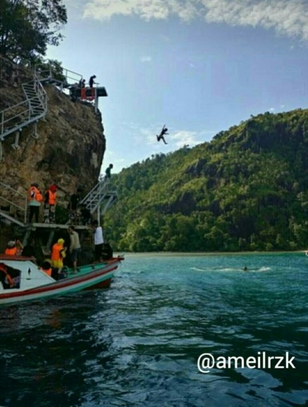 people jump un Sironjong Island